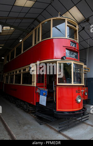 Presenta sono memorizzati in tram, capannoni e alcuni attendono il loro turno per utilizzare entro Crich tramvia Village, Derbyshire come questo Londra Trasporti Tram Foto Stock