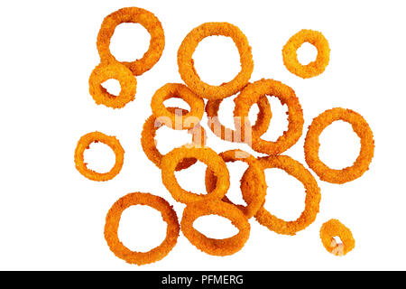 Golden panate anelli di cipolla fritti isolati su sfondo bianco, vista da sopra Foto Stock