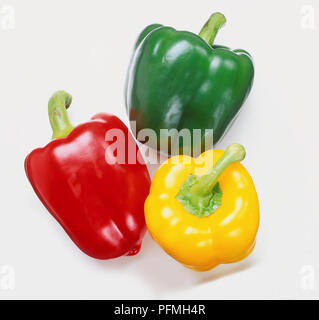 Il Capsicum annuum grossum, trio di rosso, verde e giallo Peperoni, vista dall'alto. Foto Stock