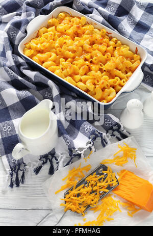 Deliziosa Mac e formaggio, stile americano il gomito pasta con panna e formaggio Cheddar forte salsa in una teglia, vecchia scuola autentica ricetta, vista dal Foto Stock