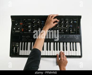 Mani playing sintetizzatore, close-up Foto Stock