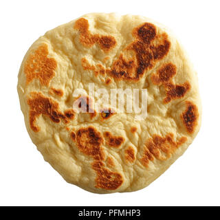 Delizioso fresco morbido pane pita isolati su sfondo bianco, vista orizzontale dal di sopra, close-up Foto Stock