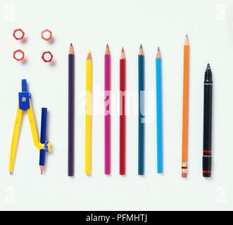 Penne, matite, bussola, puntine da disegno Foto Stock