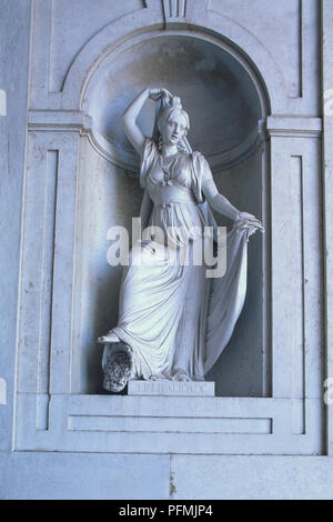 Il Portogallo, Lisbona, Belem, Palacio Nacional da Ajuda, "generosità" statua in alcova Foto Stock