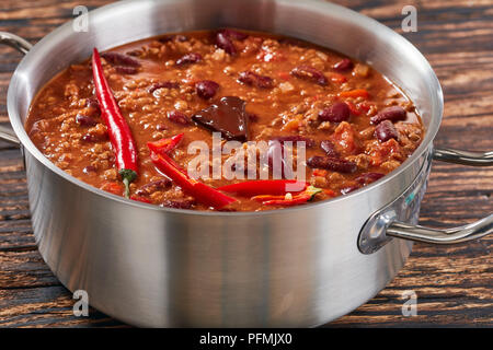 Close-up di una pentola di chili con carne con tutto il red hot chilis, i fagioli borlotti e pomodori, vista da sopra Foto Stock