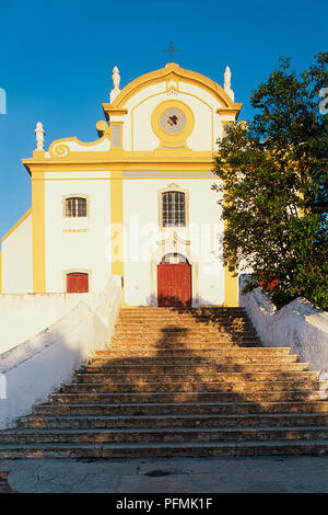 Il Portogallo, Santiago do Cacem, Igreja Matriz, facciata anteriore e la scalinata che conduce alla chiesa, costruita nel XIII secolo Foto Stock