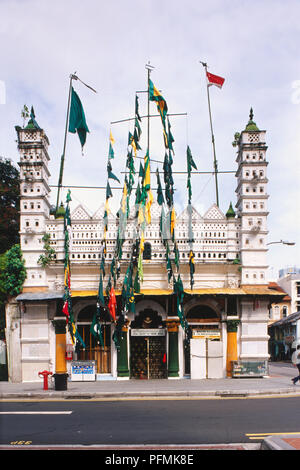 Singapore, Chinatown, Telok Ayer Street, Nagore Durgha, lungo le linee di verde e di bandiere gialle decorare esterno Foto Stock