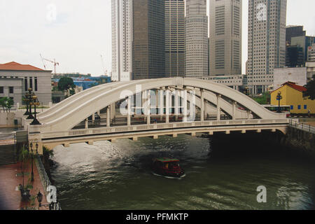 Singapore,Singapore River, Elgin sospensione ponte che attraversa il fiume Singapore, il traffico che attraversa il ponte, barca passando al di sotto, grigio alti edifici ad alta in background. Foto Stock