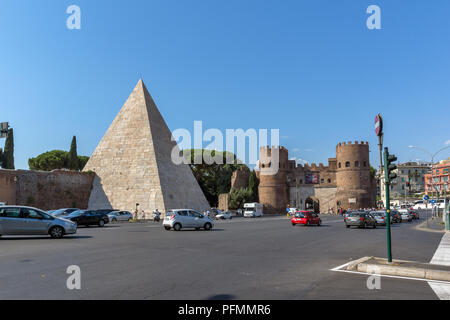 Roma, Italia - 22 giugno 2017: una vista fantastica della Piramide di Caio Cestio e Porta San Paolo nella città di Roma, Italia Foto Stock