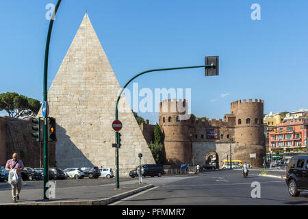 Roma, Italia - 22 giugno 2017: una vista fantastica della Piramide di Caio Cestio e Porta San Paolo nella città di Roma, Italia Foto Stock