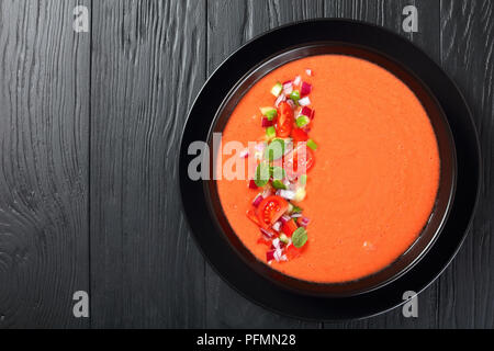 Delizioso gazpacho - stile spagnolo estate freddo zuppa di pomodoro, cetriolo, pane, facile ricetta classica, vista da sopra, close-up Foto Stock