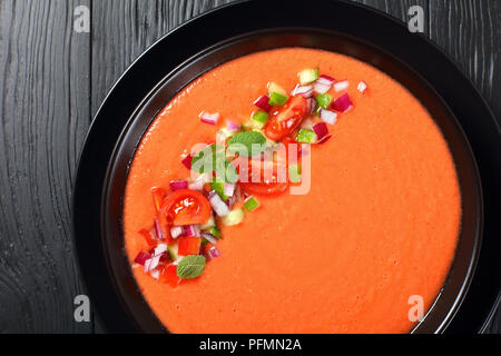 Close-up di porzione di deliziosa gazpacho - stile spagnolo estate freddo zuppa di pomodoro, cetriolo, pane, facile ricetta classica, vista orizzontale f Foto Stock