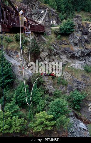 Nuova Zelanda, Queenstown, uomo bungee jumping dal Ponte di Kawarau Foto Stock