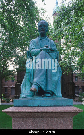 La Nuova Inghilterra, Connecticut, statua in bronzo di Elihu Yale 1649-1721, sul vecchio campus della Università di Yale Foto Stock