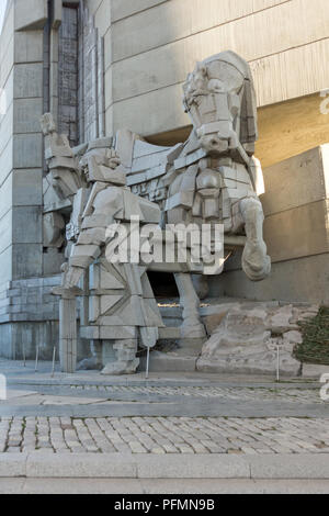 SHUMEN, Bulgaria - 10 Aprile 2017: fondatori dello Stato bulgaro monumento vicino alla città di Shumen, Bulgaria Foto Stock