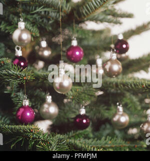Close-up di baubles decorare un albero di Natale. Foto Stock