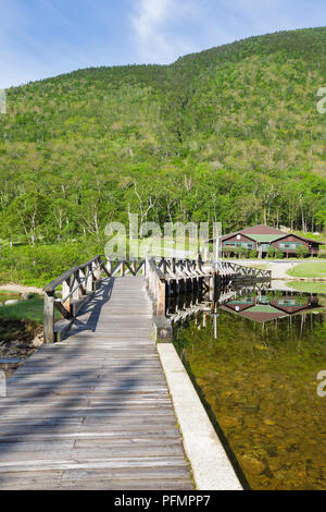 La riflessione di una diga sul fiume Saco presso la casa di Willey sito storico nel cuore della posizione del New Hampshire White Mountains. La casa di Willey Hi Foto Stock