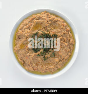 Ciotola di fuul, un tradizionale piatto egiziano di purea di fave, erbe e olio, vista da sopra Foto Stock