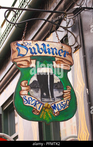 Copenaghen, Danimarca - Agosto 17, 2018: Segno distintivo per il Dubliner Sport e Musica appeso al di fuori di un pub irlandese Foto Stock