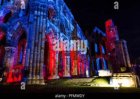 Abbazia di Whitby nel North Yorkshire durante la notte Foto Stock