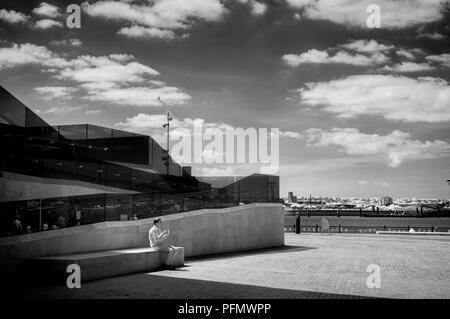 Siedendo in panchina al Liverpool Museum Foto Stock