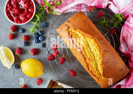 Una deliziosa torta al limone o ciambellone con bacche di riempimento noto anche come gateau de voyage torta, cucina francese, vista da sopra, close-up, laici piatta Foto Stock