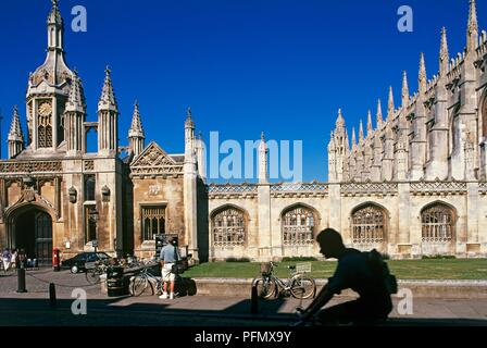 Gran Bretagna, Inghilterra, Cambridgeshire, Cambridge, ciclisti fuori l'ingresso principale al King's College Foto Stock