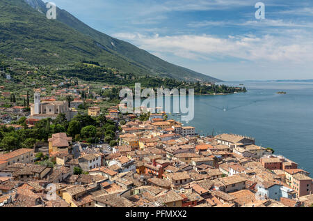 Vista della città di Malcesine dal Castello Scaligero Foto Stock