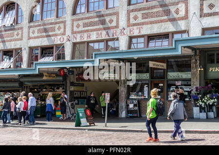 Angolo Mercato di Pike Place del distretto di Seattle, nello stato di Washington, USA. Foto Stock