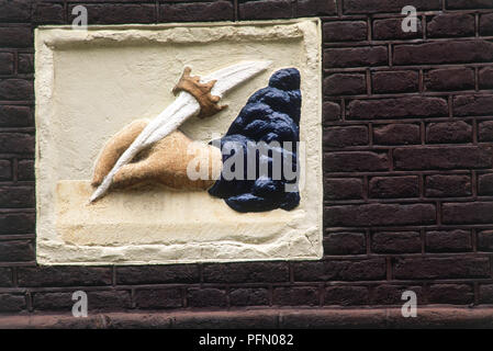 Holland, Amsterdam, Jordaan, Claes Claeszhofje, scrivendo parte emblema sulla parete della ex almshouse Foto Stock
