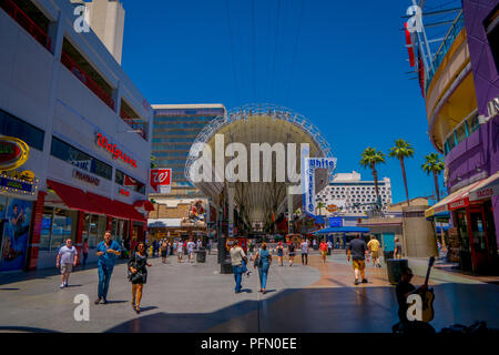 Las Vegas, NV, Stati Uniti d'America, 15 Giugno 2018: veduta esterna di persone non identificate in attesa di traffico leggero per cross street in Freemont Boulevard di Las Vegas - Nevada. Stati Uniti d'America Foto Stock