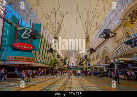 Las Vegas, NV, Stati Uniti d'America, 15 Giugno 2018: persone non identificate a piedi la famosa Fremont Street, Nevada, con uno spettacolo di luci. La street è la seconda strada più famosa di Las Vegas Foto Stock