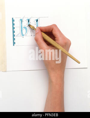 Persona scrivendo la lettera calligrafico nei primi caratteri gotici, LETTERA B Foto Stock