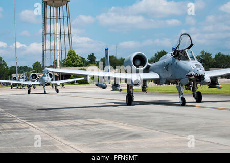 A-10C IIs Thunderbolt taxi sulla pista verso un hot-pit punto di rifornimento, 14 agosto 2018, a Moody Air Force Base, Ga. Membri del 23d disponibilità logistica Squadron preposizione alimentando i carrelli per consentire agli aerei di fare rifornimento di carburante senza dover arrestare. Questo stile di rifornimento di carburante è usato per eliminare la necessità di ulteriori procedure di manutenzione e di estendere la formazione del pilota al tempo di volo che migliora il ritmo delle operazioni. (U.S. Air Force foto di Airman 1. Classe Erick Requadt) Foto Stock