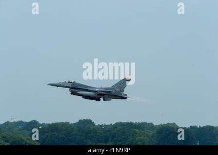 Un F-16 Fighting Falcon con l'Arizona Air National Guard decolla in campo Truax, Wisconsin, 15 agosto 2018. Campo Truax ospita F-16s da Arizona durante il Northern Lightning esercizio.(STATI UNITI Air National Guard foto di Airman 1. Classe Cameron Lewis) Foto Stock