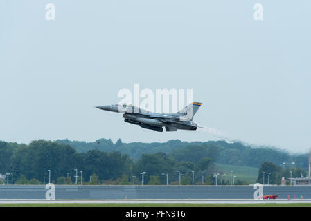 Un F-16 Fighting Falcon con l'Arizona Air National Guard decolla in campo Truax, Wisconsin Agosto 15, 2018. Campo Truax ospita F-16s da Arizona durante il Northern Lightning esercizio.(STATI UNITI Air National Guard foto di Airman 1. Classe Cameron Lewis) Foto Stock