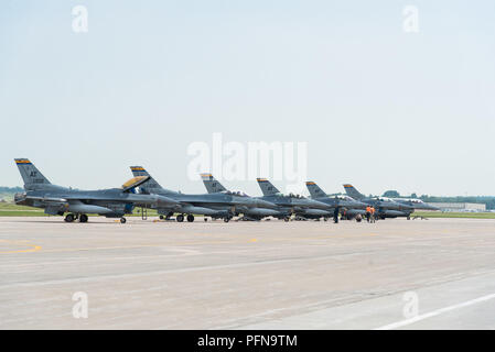 F-16 Fighting Falcon, con l'Arizona Air National Guard, sedersi sul tarmack al campo Truax, Wisconsin Agosto 15, 2018. La 115Fighter Wing ospita la F-16s come entrambi Wisconsin e Arizona Air National Guard getti sono partecipanti al nord del fulmine esercizio.(STATI UNITI Air National Guard foto di Airman 1. Classe Cameron Lewis) Foto Stock