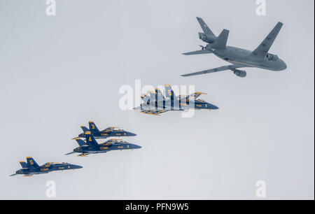 180813-N-IR734-1182 MISSOURI (13 agosto 2018) Stati Uniti Navy dimostrazione di volo squadrone, Blue Angels, di fare rifornimento di carburante durante il loro transito home da Pensacola, in Florida dopo aver eseguito a Abbotsford International Air Show. Il Blue Angels sono programmati per eseguire più di 60 dimostrazioni di più di 30 sedi negli Stati Uniti e in Canada nel 2018. (U.S. Foto di Marina di Massa lo specialista di comunicazione 1a classe Ian Cotter/rilasciato) Foto Stock