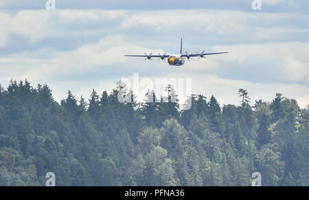 Stati Uniti Navy dimostrazione di volo squadrone, Blue Angels, C-130 velivoli da trasporto, affettuosamente noto come Fat Albert, esegue la piatta passa sopra il Lago Washington durante il Festival Seafair 2018. Il Blue Angels sono programmati per eseguire più di 60 dimostrazioni di più di 30 sedi negli Stati Uniti e in Canada nel 2018. (U.S. Foto di Marina di Massa lo specialista di comunicazione 1a classe Daniel M. giovani/rilasciato) Foto Stock