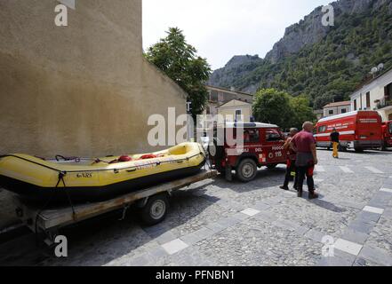 Calabria, Italia. 21 Ago, 2018. I soccorritori sono visti nella gola dopo diverse persone sono state uccise in un'alluvione nel Parco Nazionale del Pollino, regione Calabria, Italia, Agosto 21, 2018. Tre persone mancanti sono state collocate nelle conseguenze di un'alluvione in Italia meridionale che ha rivendicato la vita 10, servizi di salvataggio ha detto martedì. Credito: Alberto Lingria/Xinhua/Alamy Live News Foto Stock