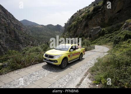 Calabria, Italia. 21 Ago, 2018. Un veicolo di soccorso è visto nella gola dopo diverse persone sono state uccise in un'alluvione nel Parco Nazionale del Pollino, regione Calabria, Italia, Agosto 21, 2018. Tre persone mancanti sono state collocate nelle conseguenze di un'alluvione in Italia meridionale che ha rivendicato la vita 10, servizi di salvataggio ha detto martedì. Credito: Alberto Lingria/Xinhua/Alamy Live News Foto Stock