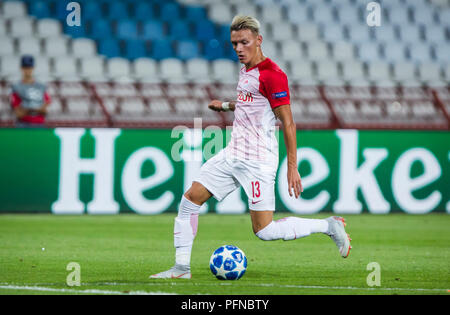 A Belgrado, in Serbia. 21 agosto 2018, Rajko Miti&#x107; Stadium, Belgrado, Serbia; la UEFA Champions League il qualificatore prima gamba, Stella Rossa Belgrado contro la Red Bull Salisburgo; Hannes Wolf di Salisburgo si fa avanti sulla sfera Credit: Azione Plus immagini di sport/Alamy Live News Foto Stock