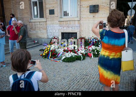 BRATISLAVA, Slovacchia - 21 agosto 2018: persone fotografia lapide a edificio principale dell'Università Comenius (UK) 50 anni dopo l'invasione sovietica in Cecoslovacchia a Bratislava, Slovacchia Credito: Lubos Paukeje/Alamy Live News Foto Stock