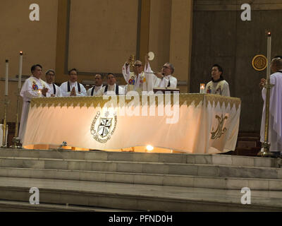 Quezon City, Filippine. Il 1° febbraio 2013. Il sacerdote visto tenendo l'Ostia, un pane sacramentale durante la massa.Una chiesa Santa Messa per commemorare il trentacinquesimo anniversario dell assassinio di Benigno () Ninoy Aquino Jr che è stato assassinato il 21 agosto 1983 mentre scendendo le scale di un piano all'Aeroporto Internazionale di Manila. Credito: Josefiel Rivera SOPA/images/ZUMA filo/Alamy Live News Foto Stock
