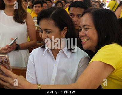 Quezon City, Filippine. Il 1° febbraio 2013. Un sostenitore del Vice Presidente Leni ROBREDO: risultati nei visto prendendo un selfie con lei.Una chiesa Santa Messa per commemorare il trentacinquesimo anniversario dell assassinio di Benigno () Ninoy Aquino Jr che è stato assassinato il 21 agosto 1983 mentre scendendo le scale di un piano all'Aeroporto Internazionale di Manila. Credito: Josefiel Rivera SOPA/images/ZUMA filo/Alamy Live News Foto Stock