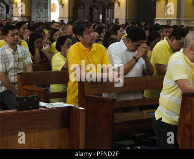 Quezon City, Filippine. Il 1° febbraio 2013. Il Senatore filippino, Francesco (Kiko) Pangilinan, visto durante la massa.Una chiesa Santa Messa per commemorare il trentacinquesimo anniversario dell assassinio di Benigno () Ninoy Aquino Jr che è stato assassinato il 21 agosto 1983 mentre scendendo le scale di un piano all'Aeroporto Internazionale di Manila. Credito: Josefiel Rivera SOPA/images/ZUMA filo/Alamy Live News Foto Stock