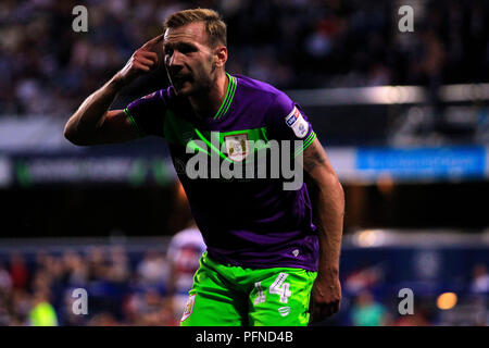 Londra, Regno Unito. 21 Ago, 2018. Andreas Weimann del Bristol City si lamenta per il per guardafili. EFL Skybet partita in campionato, Queens Park Rangers v Bristol City a Loftus Road Stadium di Londra martedì 21 agosto 2018. Questa immagine può essere utilizzata solo per scopi editoriali. Solo uso editoriale, è richiesta una licenza per uso commerciale. Nessun uso in scommesse, giochi o un singolo giocatore/club/league pubblicazioni. pic da Steffan Bowen/Andrew Orchard fotografia sportiva/Alamy Live news Foto Stock