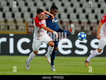 (180822) -- Belgrado (Serbia), Agosto 22, 2018 (Xinhua) -- Salzburg's Zlatko Junuzovic (L) con vies Crvena Zvezda's Jonathan Cafu durante la prima gamba della UEFA Champions League Play-off partita di calcio tra Crvena Zvezda e di Salisburgo a Belgrado in Serbia il 21 agosto 2018. La partita si è conclusa in un 0-0. (Xinhua/Predrag Milosavljevic) Credito: Predrag Milosavljevic/Xinhua/Alamy Live News Foto Stock