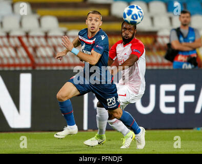 (180822) -- Belgrado (Serbia), Agosto 22, 2018 (Xinhua) -- Crvena Zvezda di Milano di Rodic (L) vies con Salisburgo's Reinhold Yabo durante la prima gamba della UEFA Champions League Play-off partita di calcio tra Crvena Zvezda e di Salisburgo a Belgrado in Serbia il 21 agosto 2018.La partita si è conclusa in un 0-0. (Xinhua/Predrag Milosavljevic) Credito: Predrag Milosavljevic/Xinhua/Alamy Live News Foto Stock