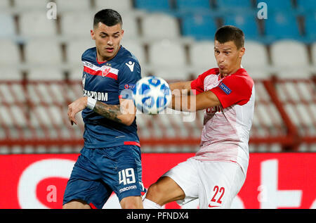 (180822) -- Belgrado (Serbia), Agosto 22, 2018 (Xinhua) -- Salzburg Stefan Lanier (R) con vies Crvena Zvezda's Nemanja Radonjic durante la prima gamba della UEFA Champions League Play-off partita di calcio tra Crvena Zvezda e di Salisburgo a Belgrado in Serbia il 21 agosto 2018. La partita si è conclusa in un 0-0. (Xinhua/Predrag Milosavljevic) Credito: Predrag Milosavljevic/Xinhua/Alamy Live News Foto Stock